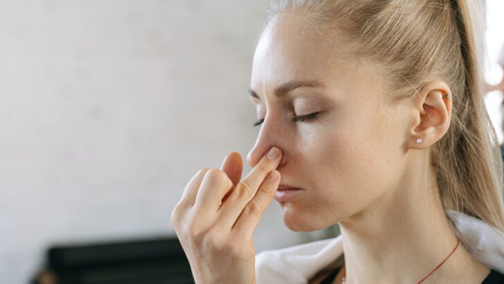 Indicazioni del linguaggio del corpo: Cosa significa toccarsi il naso? 