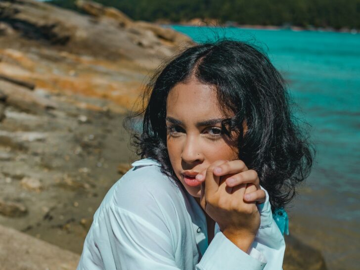 7 Signals Of Insecure Body Language That Reveal How You Feel