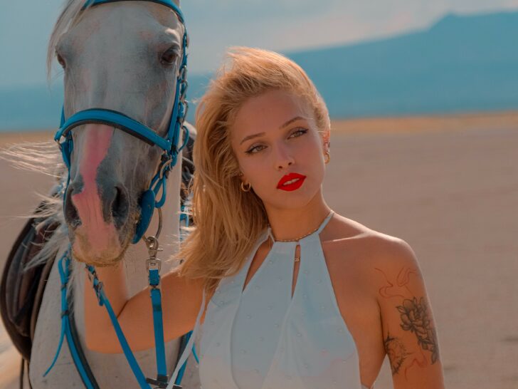 Body Language Of Nervousness: 10 Signs You&rsquo;re Freaking Out