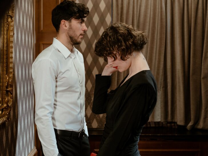 Body Language Of Shame: 10 Nonverbal Red Flags To Note