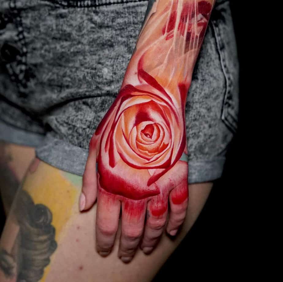 20 splendidi tatuaggi sulle mani per le donne che vogliono distinguersi