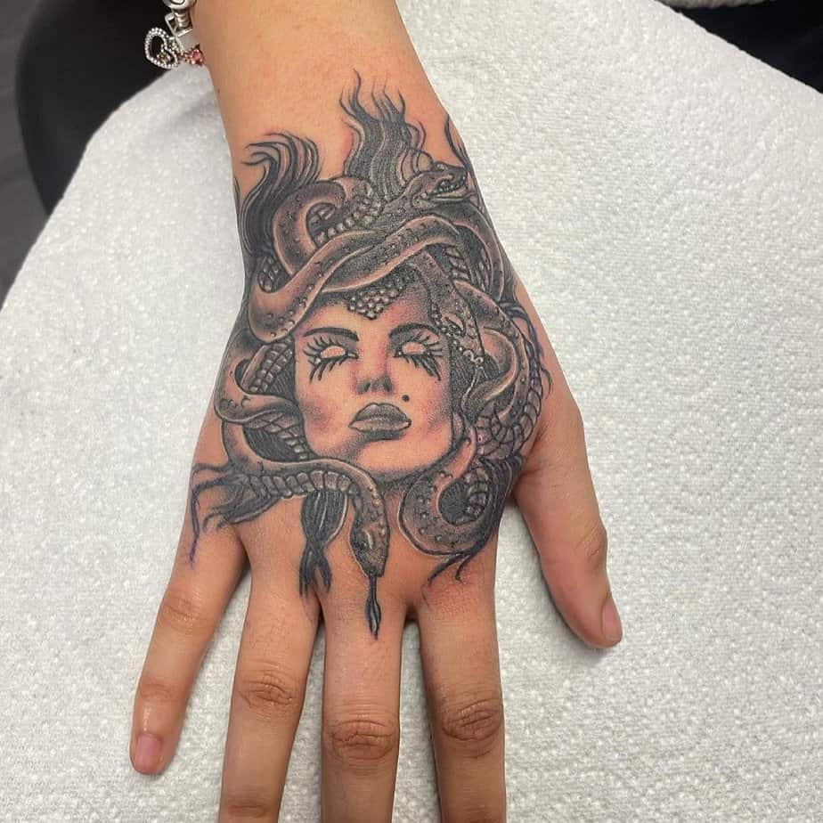 12. Leggendario tatuaggio a mano Medusa per donne