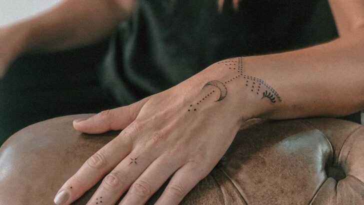 20 splendidi tatuaggi sulle mani per le donne che vogliono distinguersi.
