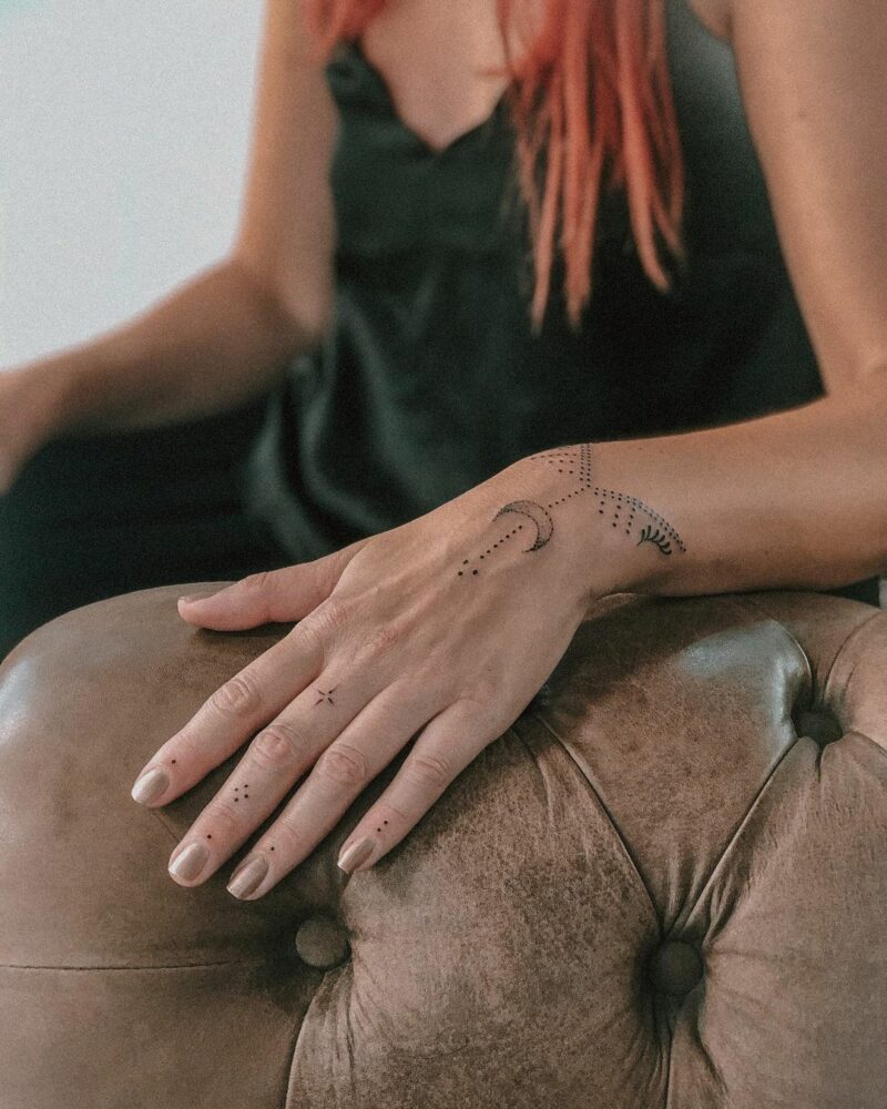 20 Stunning Hand Tattoos for Women Who Want to Stand Out