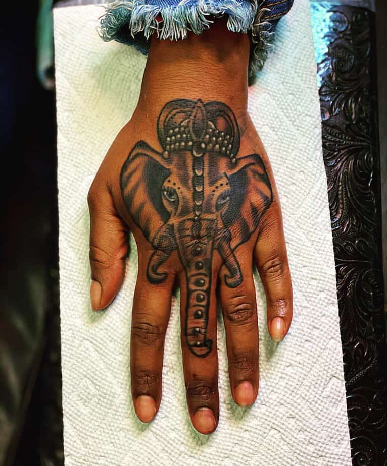 20 splendidi tatuaggi sulle mani per le donne che vogliono distinguersi