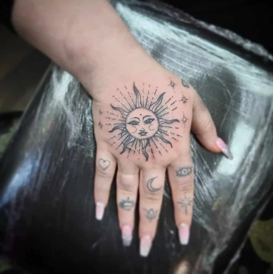2. Tatuaggio solare per le donne