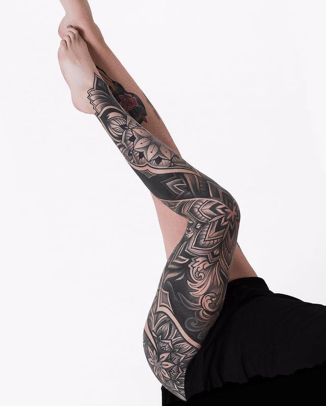 30 incredibili tatuaggi sulle gambe per le donne nel 2024