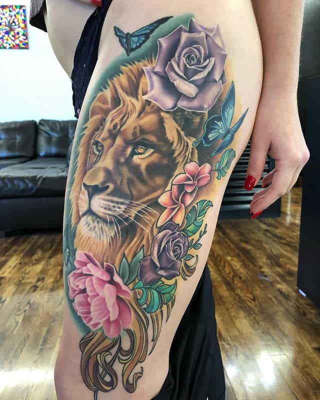 Bellissimo tatuaggio con il leone