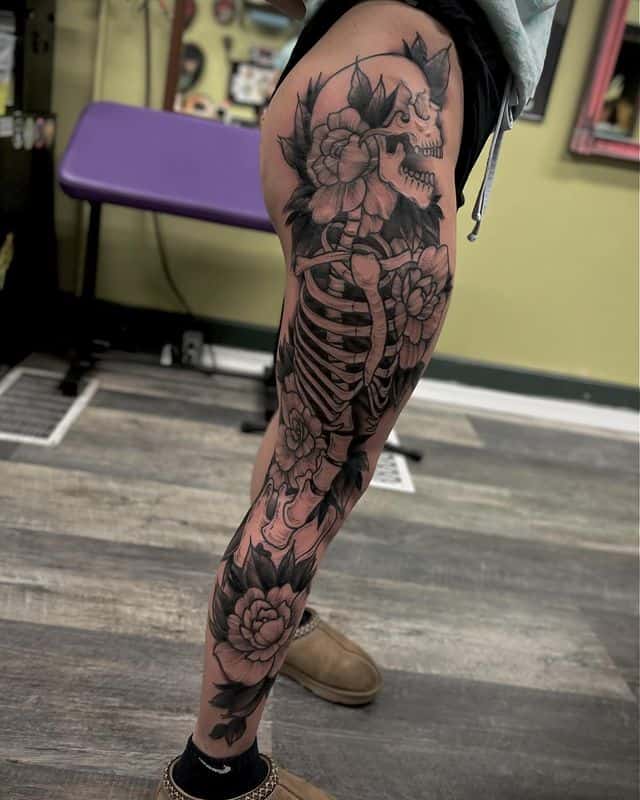 Tatuaggio di gamba con scheletro