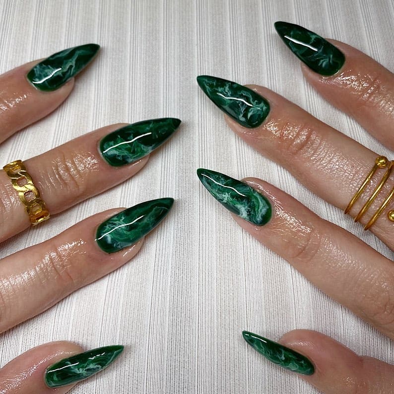 20 affascinanti unghie verde smeraldo per migliorare il vostro look invernale