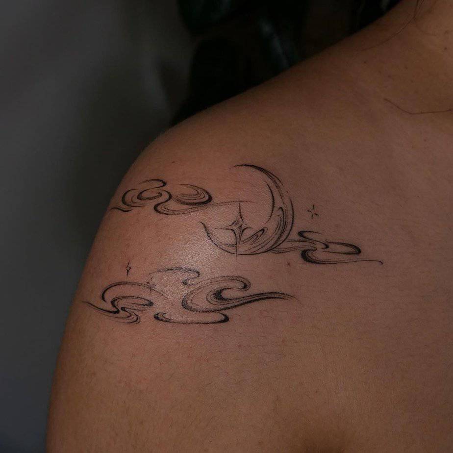 12. Un tatuaggio con nuvole e scintillii.