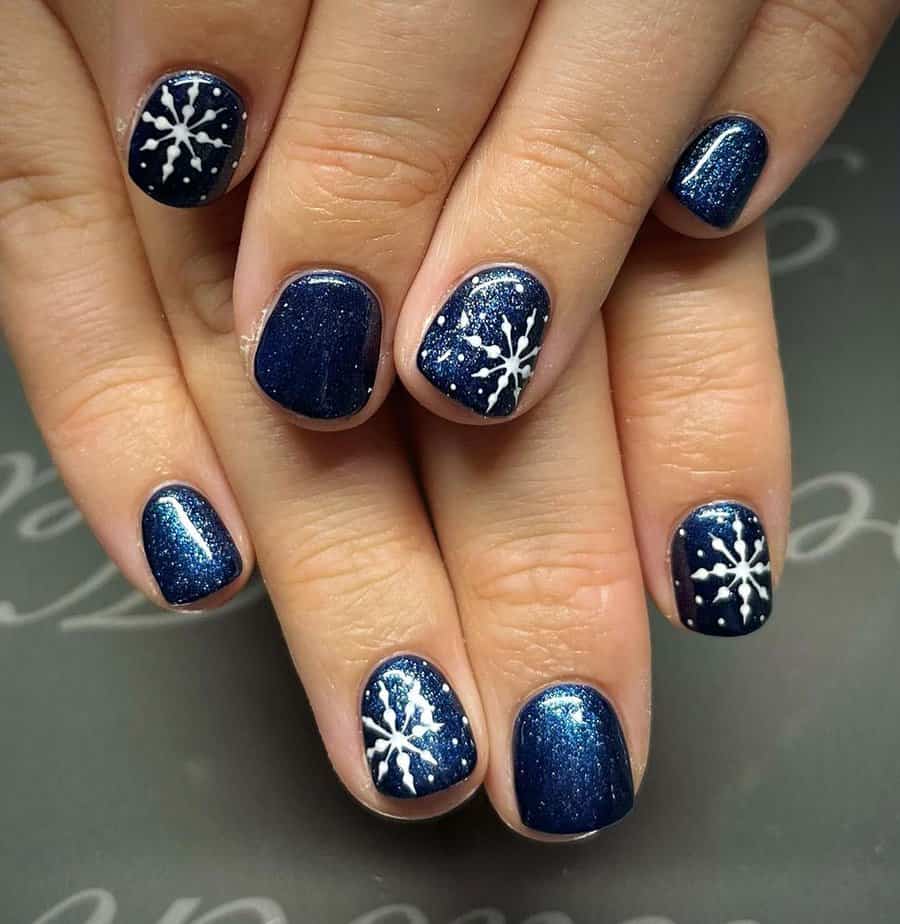 12. Fiocco di neve scintillante per unghie blu