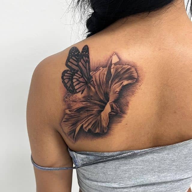 18. Tatuaggio con farfalla e ibisco