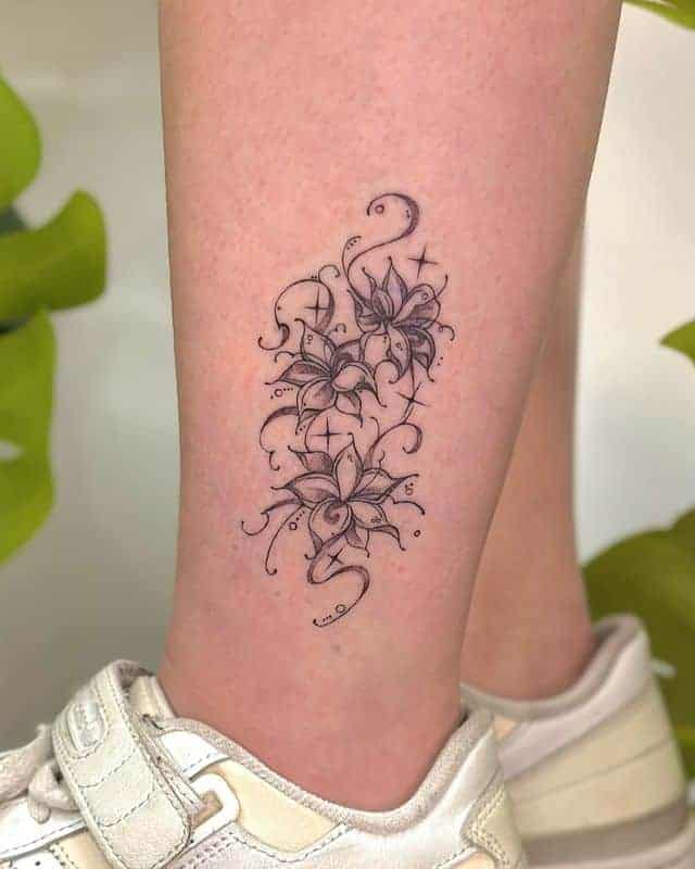 3. Bellissimo tatuaggio con ibisco sulla gamba