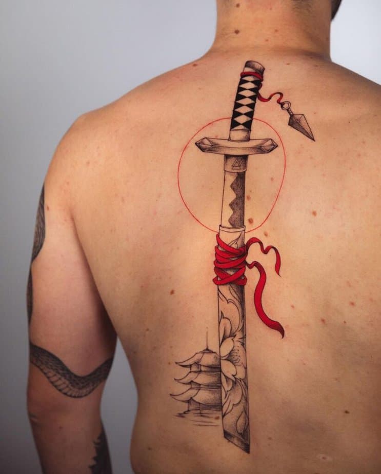 13. Tatuaggio del dorso di katana con splendidi dettagli rossi