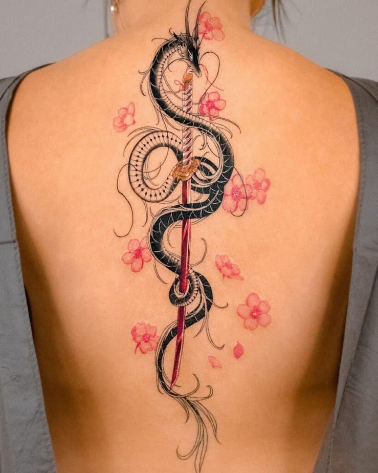 18. Notevole tatuaggio con katana sulla schiena per le donne