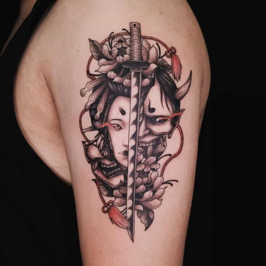 4. Tatuaggio a katana sulla parte superiore del braccio che lascia a bocca aperta