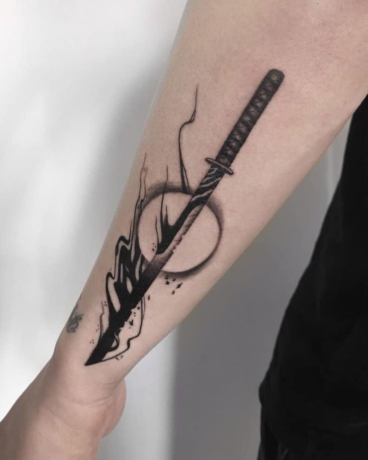 9. Tatuaggio astratto a forma di katana sull'arma da fianco