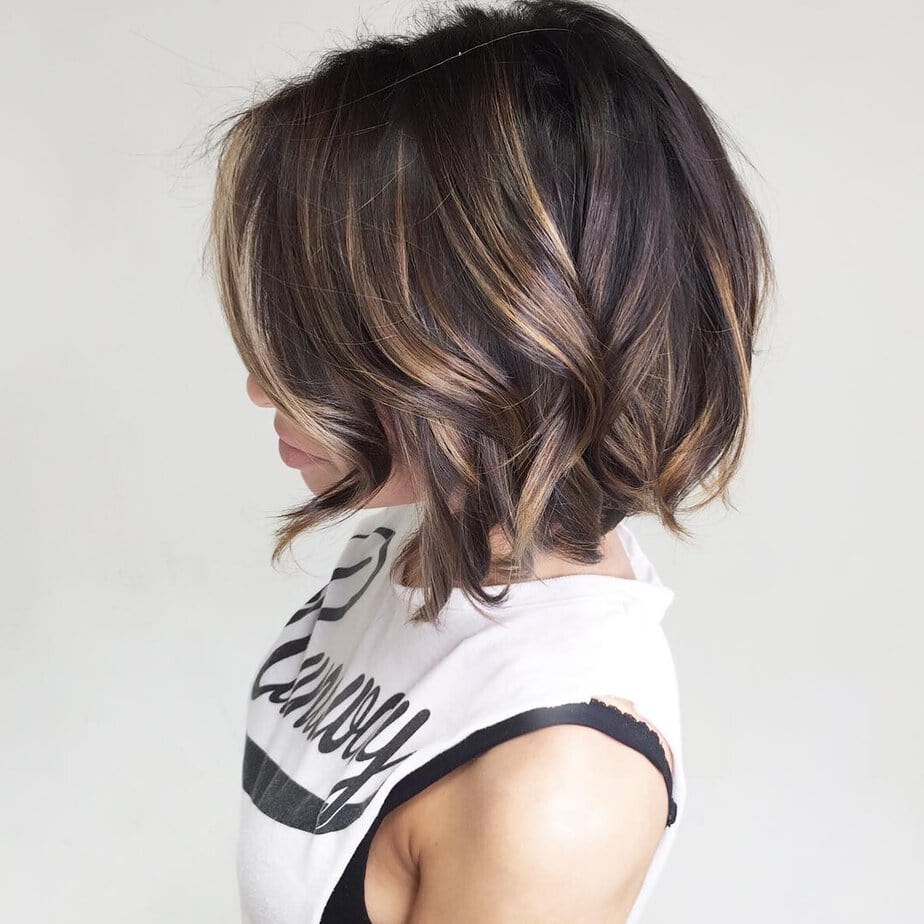 18. Chic highlighted bob with soft waves