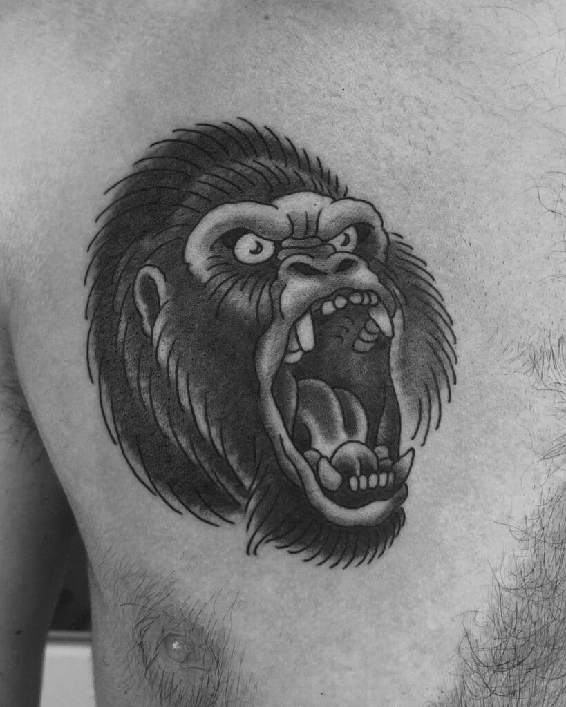 11. Tatuaggio di un gorilla sul petto