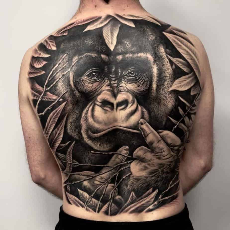 9. Un tatuaggio di gorilla su tutta la parte superiore e inferiore della schiena.