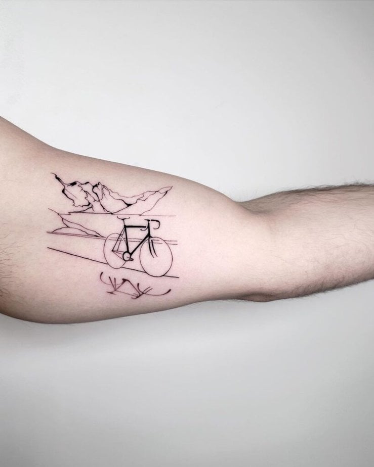 12. Tatuaggio di bicicletta a linee sottili