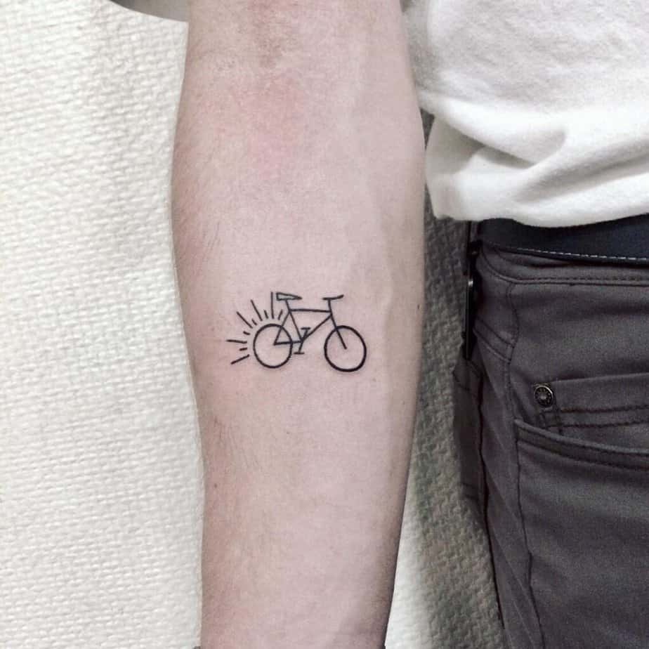 2. Tatuaggio minimalista con bicicletta