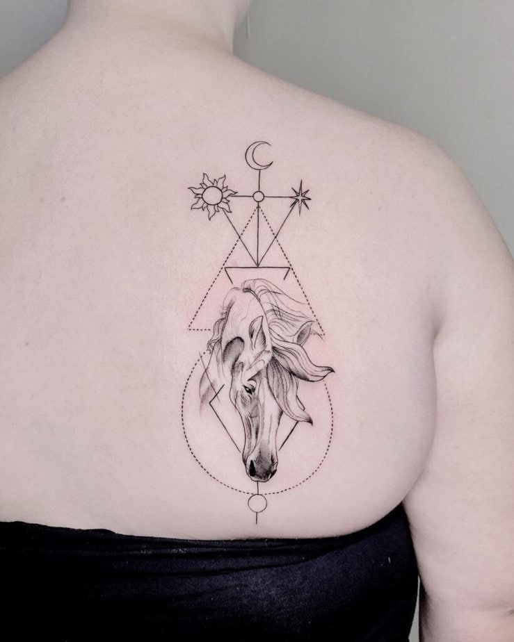 9. Tatuaggio geometrico di un cavallo