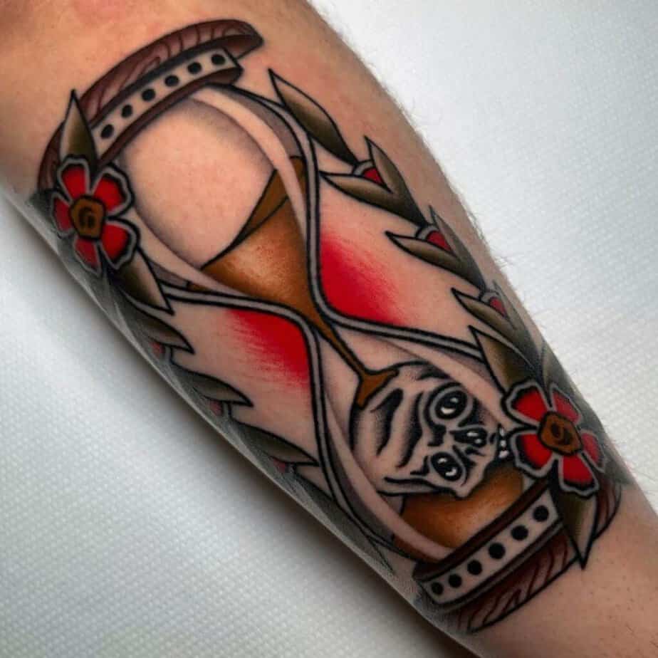 13. Tatuaggio a clessidra con grazia gotica
