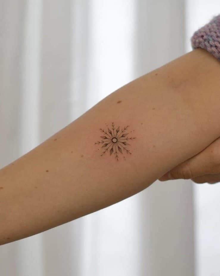 20 fantastiche idee di tatuaggio con fiocchi di neve che danzano sulla pelle