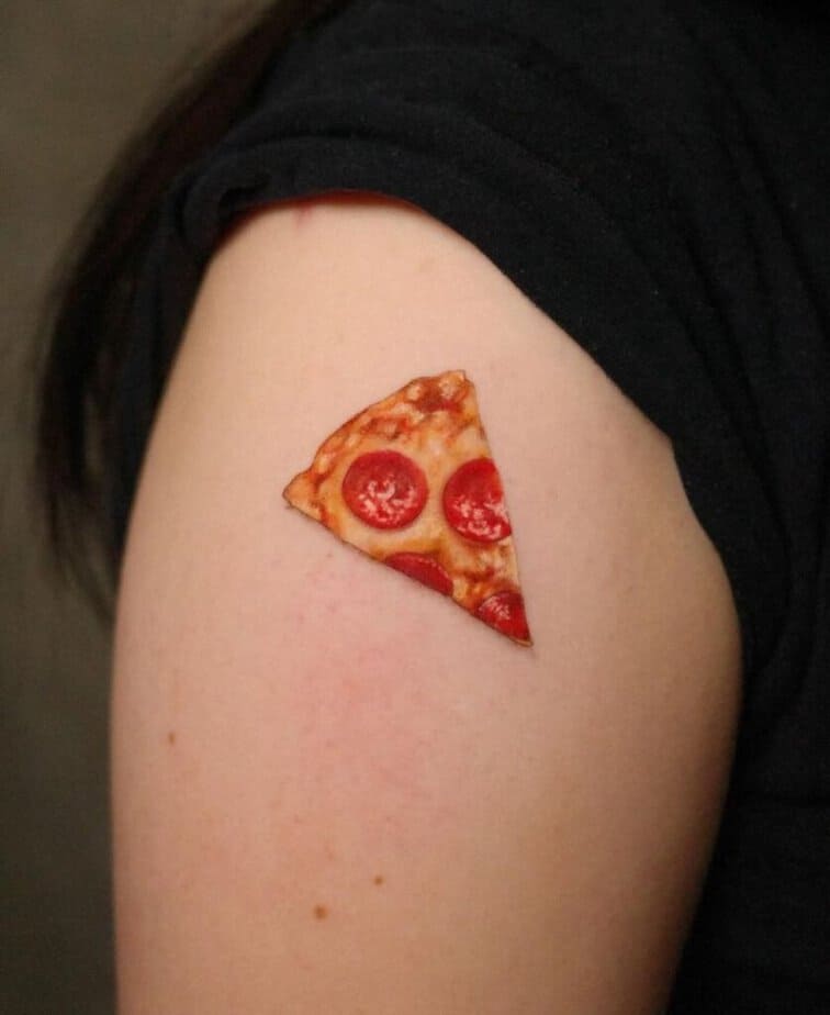 15. Un tatuaggio a forma di pizza sulla parte superiore del braccio