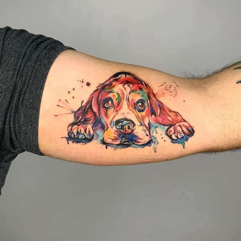 18. Tatuaggio colorato di un cane