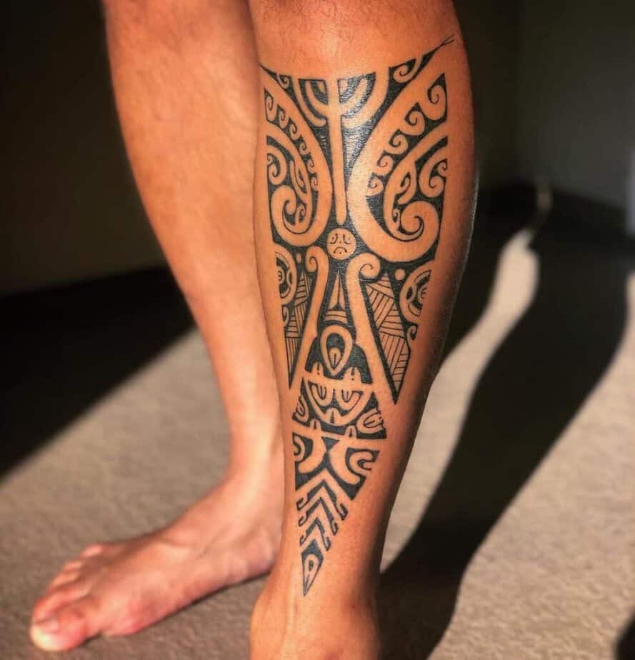 Tatuaggio in stile tahitiano