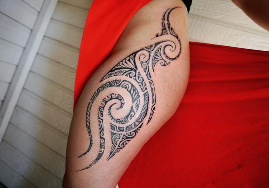 Tatuaggio in stile tahitiano
