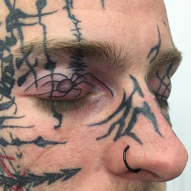 3. Un tatuaggio a forma di ragno 