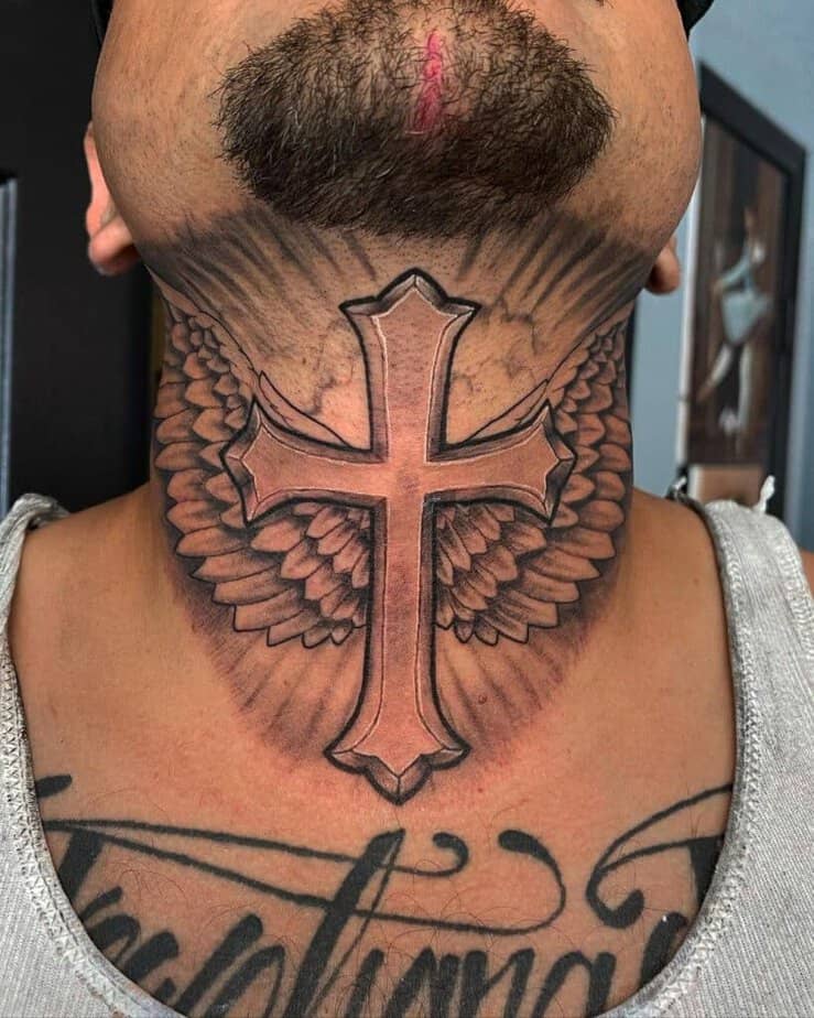 10. Tatuaggio a croce sul collo