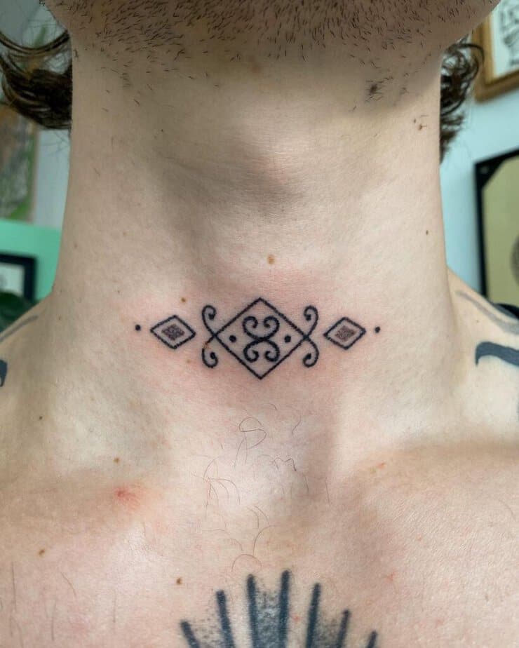 5. Tatuaggio sul collo piccolo e semplice