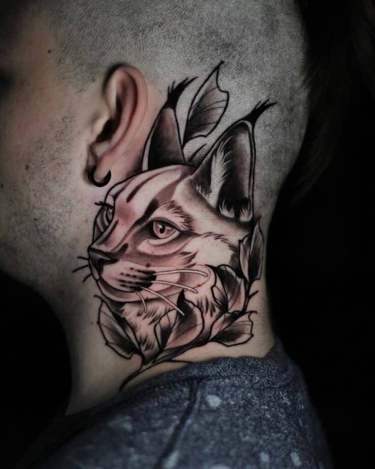 11. Un tatuaggio a forma di lince sul collo
