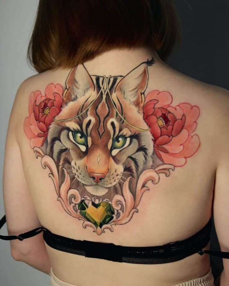 12. Tatuaggio di una lince su tutta la parte superiore della schiena.