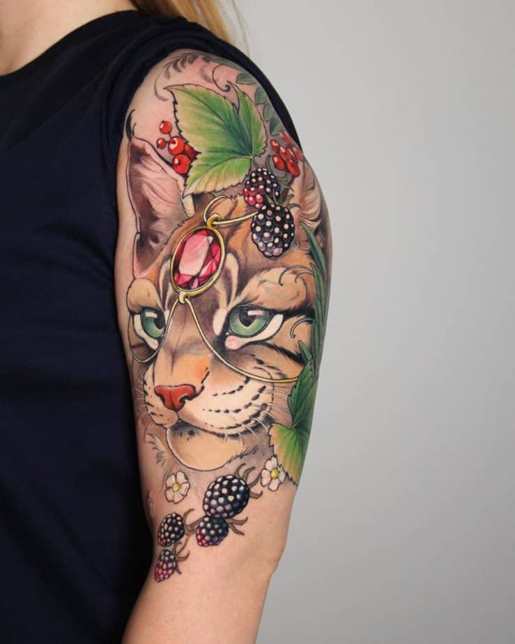 6. Un colorato tatuaggio a forma di lince sulla parte superiore del braccio