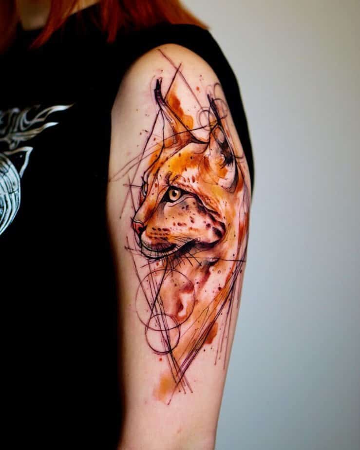 8. Un tatuaggio a forma di schizzo di lince sulla parte superiore del braccio