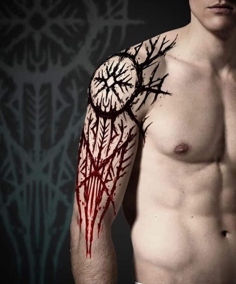 2. Incredibile tatuaggio nordico sulla parte superiore del braccio con sigillo della spina