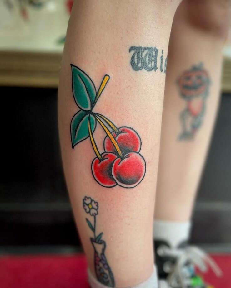 6. Tatuaggio tradizionale con le ciliegie