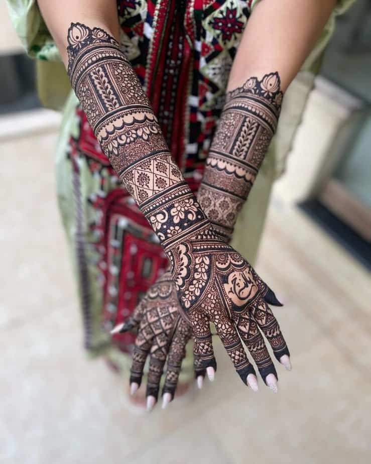 13. Un tatuaggio all'henné nero sulle braccia