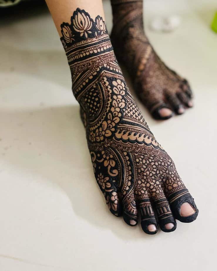 14. A black henna tattoo on the feet 