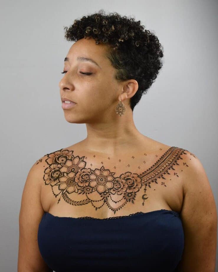 19. Un tatuaggio all'henné sul petto 