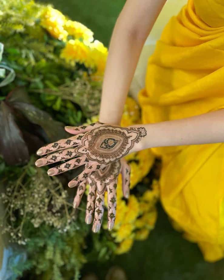 3. A delicate and dainty henna tattoo 