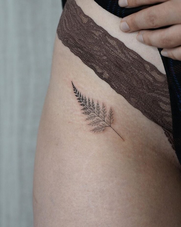 9. A tiny fern tattoo on the hip 