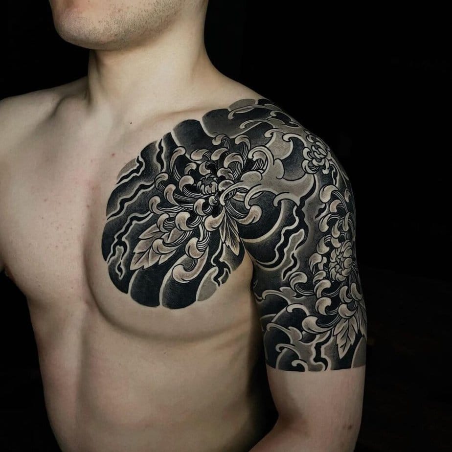 3. Tatuaggio con crisantemo