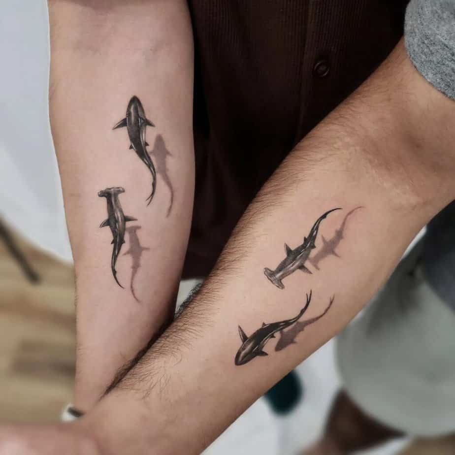 12. Un tatuaggio di squalo abbinato